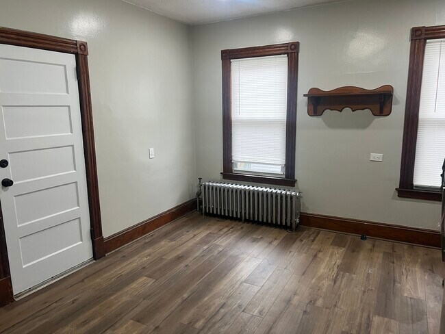 Building Photo - 93 Newton St