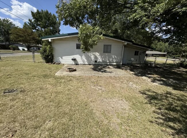 fenced in backyard - 420 Lakeview Dr