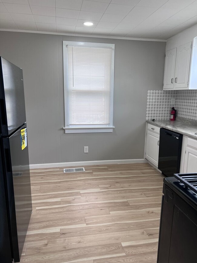Building Photo - 3 Bedroom 1 Bathroom