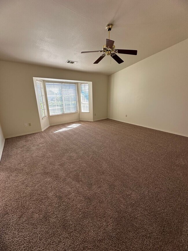 Foto del edificio - 4 BED 2 BATH HOME IN THE RAVENWOOD SUBDIVISION