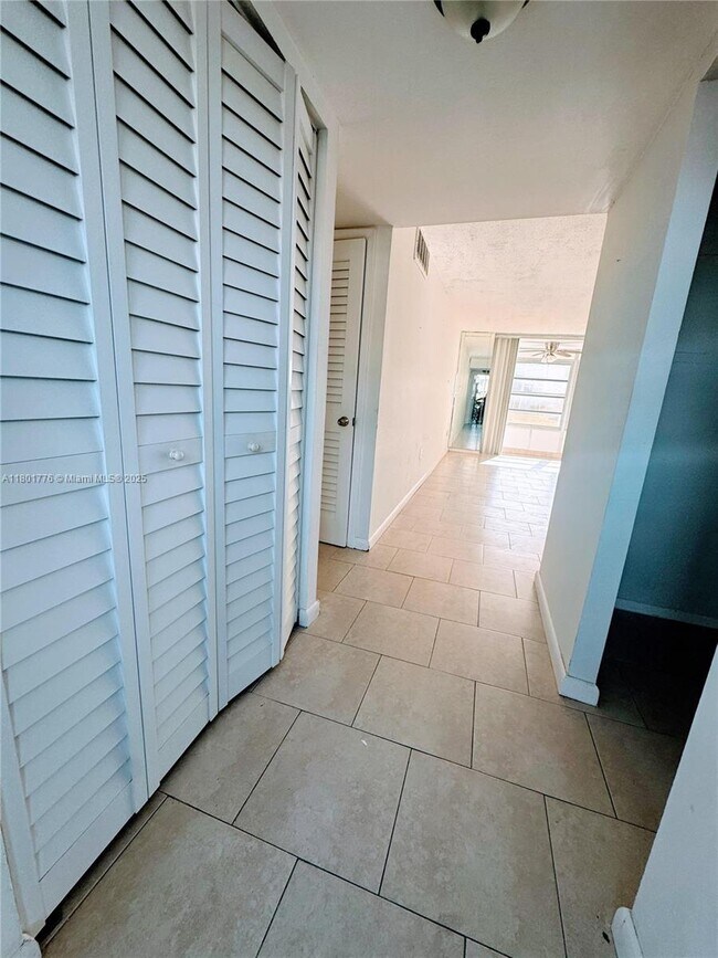 Foto del edificio - 8435 Sunrise Lakes Blvd