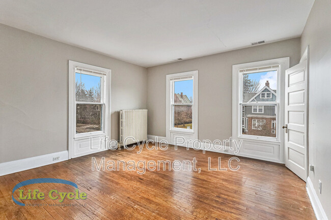 Building Photo - 156 Lafayette Ave NE