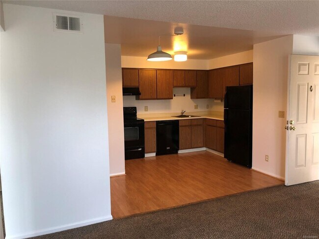 Building Photo - Hunters Run Condominium