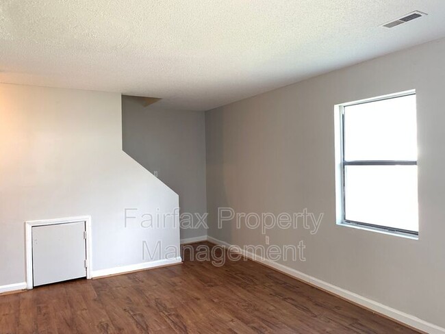 Building Photo - 1427 Cherrycrest Dr