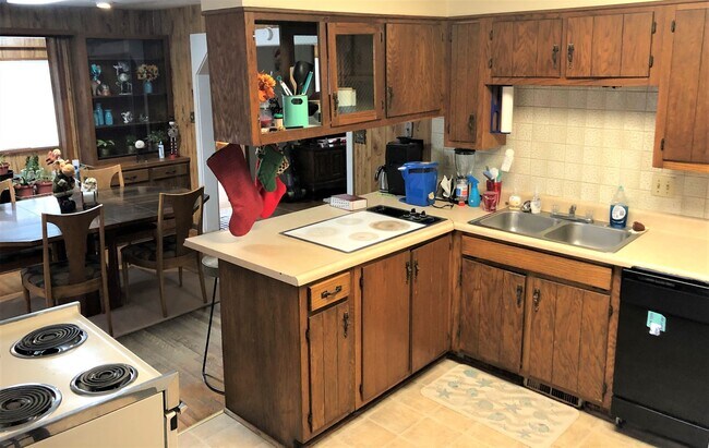 Foto del edificio - 3D Tour Available - Off-Street Parking + Pet-Friendly + Back Patio! Available August 1st!