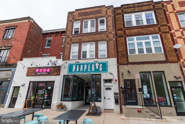 Building Photo - 2827 W Girard Ave