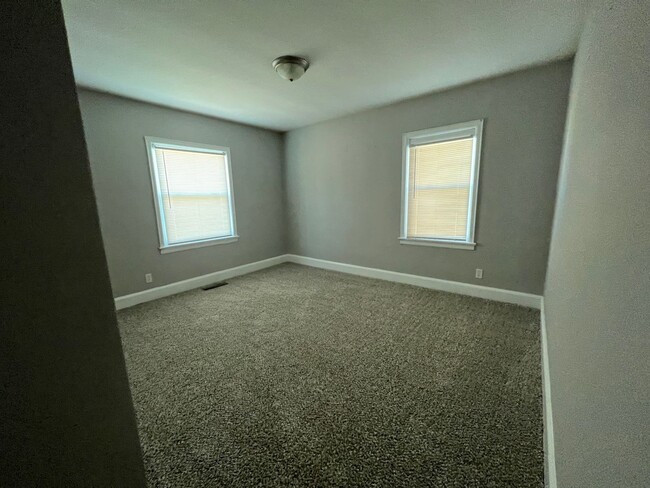 Building Photo - Cozy 2 Bedroom Available Immediately