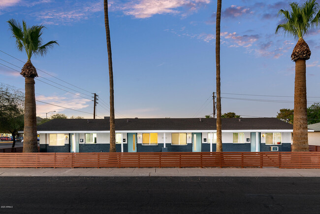 Building Photo - 6802 E Pinchot Ave