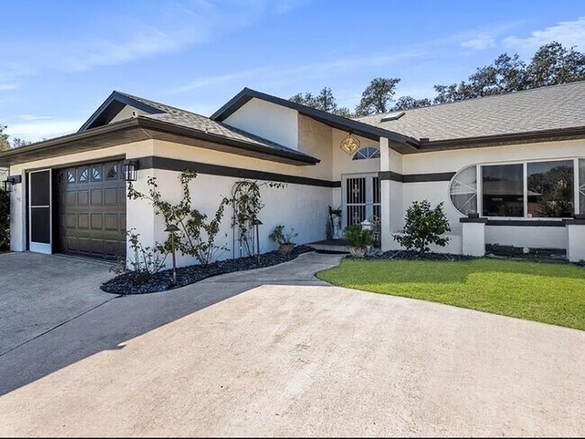 Building Photo - Sprawling 4 Bedroom Single Family Home in ...