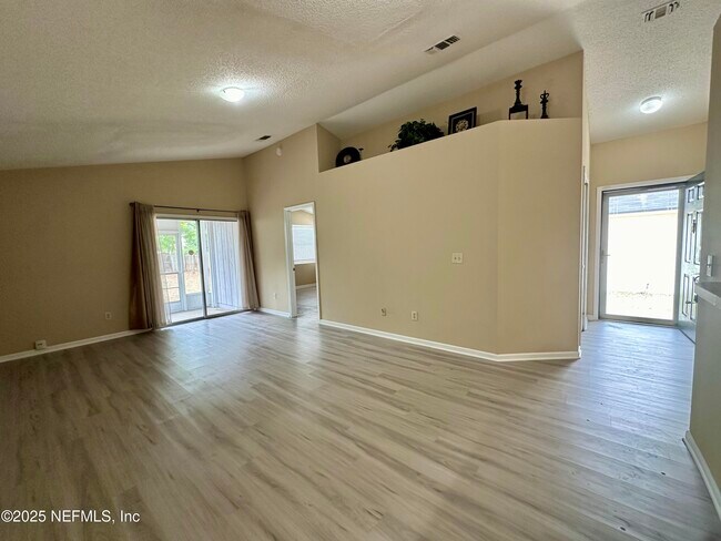 Foto del edificio - 8828 Townsquare Dr S