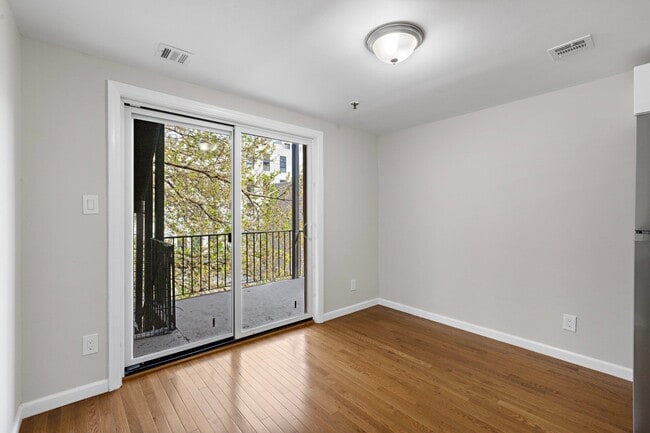 Building Photo - 513 Monroe St