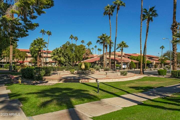 Foto principal - 7920 E Arlington Rd