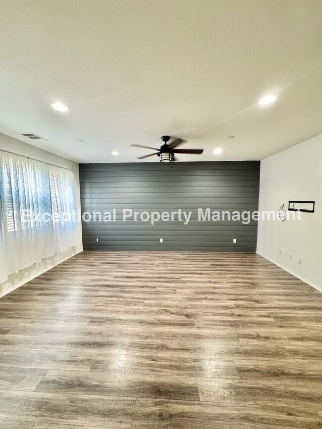 Building Photo - Great 3 bed 3 bath home