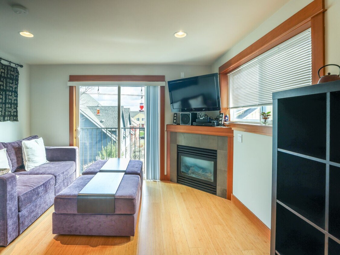 Primary Photo - Charming 3-Bedroom Fully furnished Townhou...