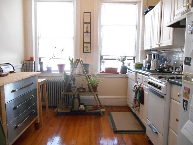 Building Photo - 56 Gardner St
