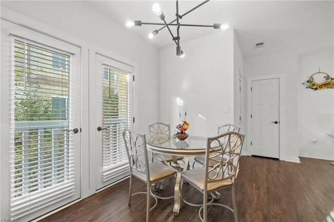 Foto del edificio - 7922 Shore Dr