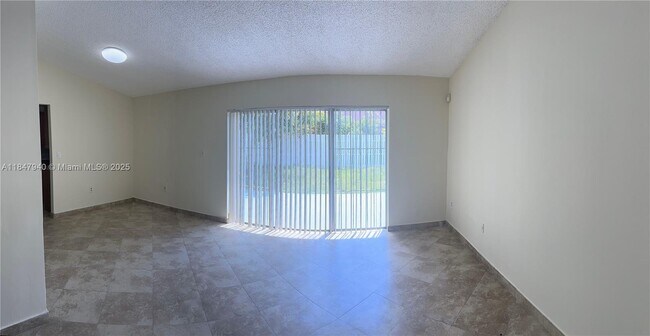 Foto del edificio - 19551 NW 57th Pl
