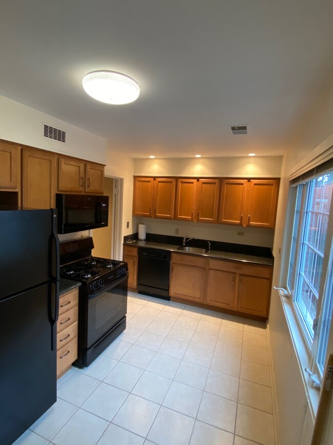 Kitchen - 1904 Linden Ave