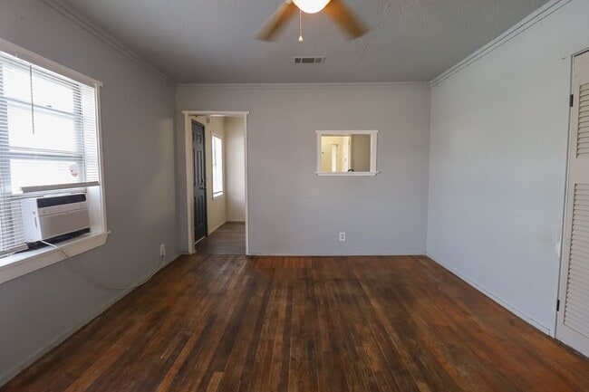 Building Photo - 1 Bed 1 Bath Duplex - Move-in Ready! Accepting Section 8