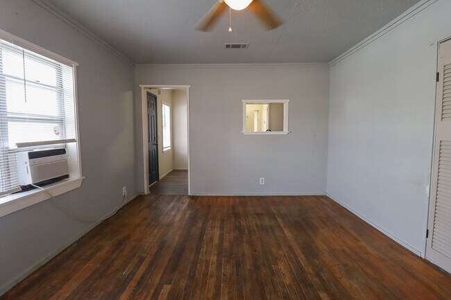 Foto del edificio - 1 Bed 1 Bath Duplex - Move-in Ready! Accepting Section 8