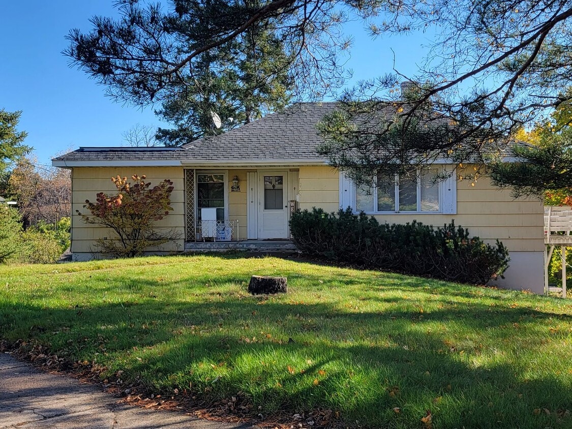 Primary Photo - Duluth MN 5-bedroom - 2-bath - single fami...