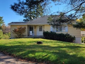 Building Photo - 2104 E 8th St