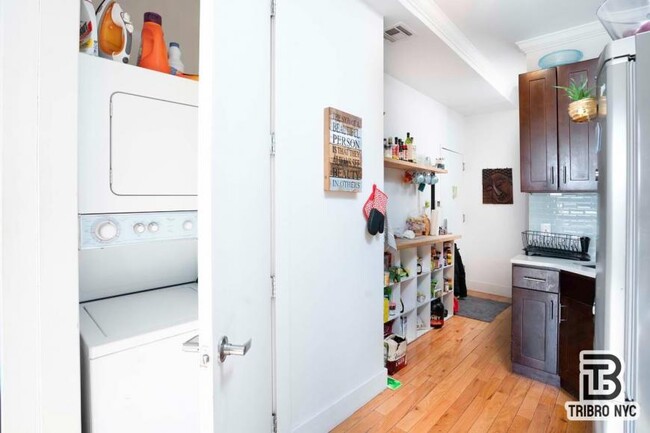 Foto del edificio - 3 bedroom in ASTORIA NY 11105