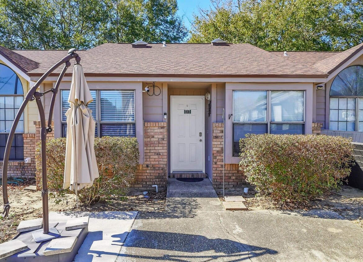 Primary Photo - 8 Viking Dr NW