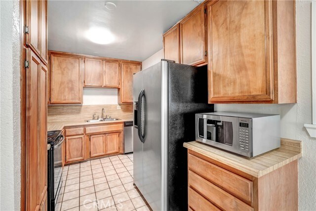 Foto del edificio - 8204 Klusman Ave