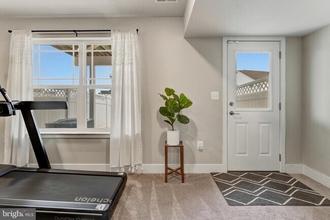 Foto del edificio - 11716 Emily Dickinson Pl