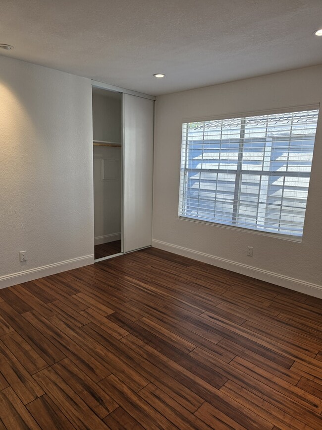 Foto del edificio - 544 Silver Lake Dr