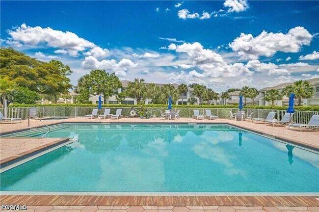 Foto del edificio - 5000 Royal Shores Dr