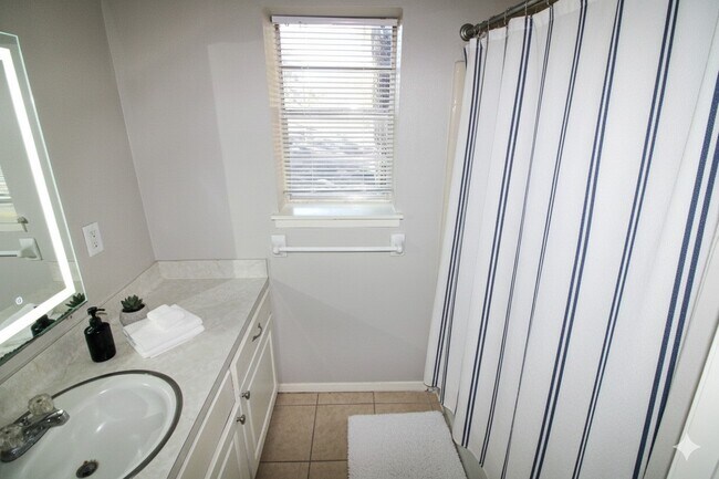 Building Photo - 1305 Adams St