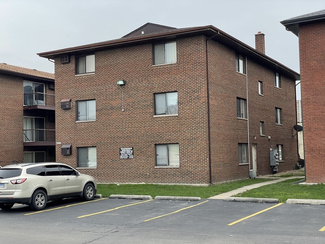 3060 Bernice Ave Unit 2S, Lansing, IL 60438 Condo for Rent in Lansing