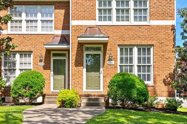 Foto del edificio - 2 Bedroom 2 1/2 Bath Dog Friendly Condo Fo...