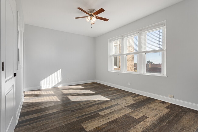 Building Photo - 1608 W Sherwin Ave