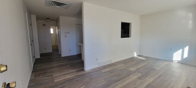 Foto del edificio - 2 bedroom 1 bath with garage ** Move-In Special