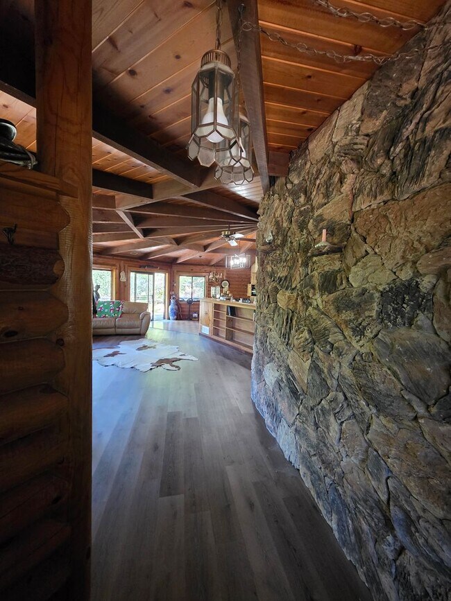Foto del edificio - 7068 Sandy Creek Rd
