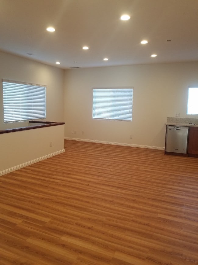 Sala de estar - 1429 S Sycamore Ave