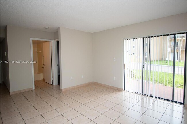 Foto del edificio - 9491 Palm Cir S