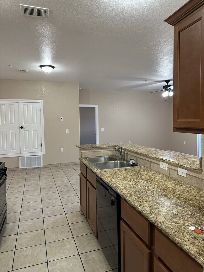 Foto del edificio - 6325 Reynolds Dr