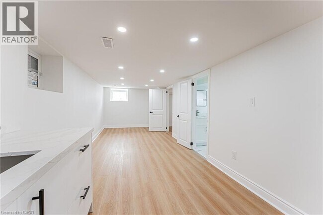 Photo du bâtiment - 15 Barnesdale Ave N