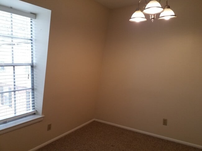 Foto del edificio - 2 BEDROOM CONDO IN SALEM SQUARE!