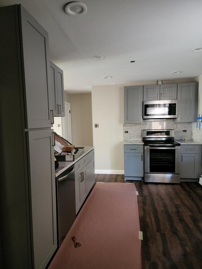 kitchen 3 - 832 W George St