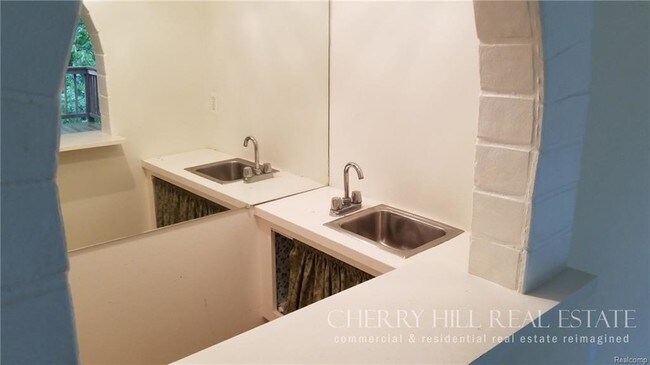 Building Photo - 617 Oakbrook W