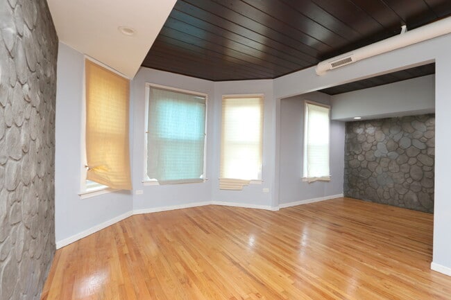 Building Photo - 2513 N Lowell Ave