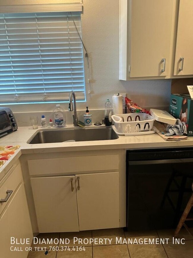 Building Photo - 1615 Peacock Blvd