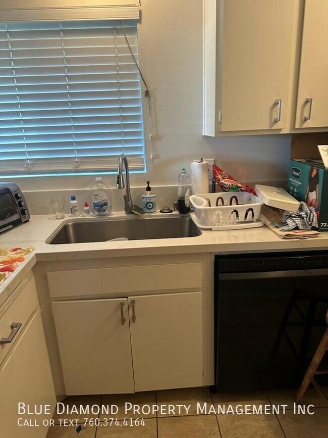 Foto del edificio - 1615 Peacock Blvd