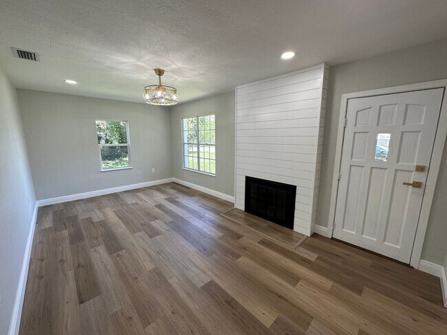 Foto del edificio - Beautiful 2 bedroom 1 bathroom newly remod...