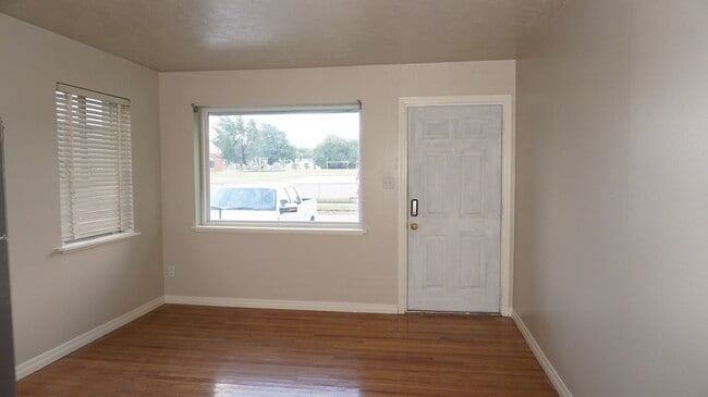 Foto del edificio - 4 BED 2 BATH 1 CAR GARAGE PLUS CARPORT IN STEVE PENNINGTON ADDITION